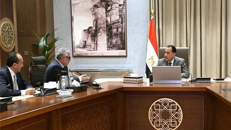رئيس الوزراء يتابع مستجدات العمل بالمنطقة الاقتصادية لقناة السويس وجهود جذب الاستثمارات