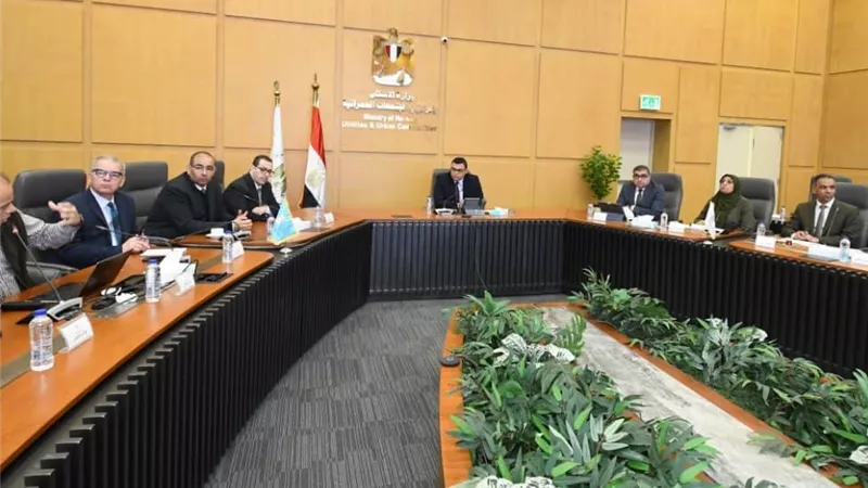 وزير الإسكان يستعرض مع مسئولي شركة 