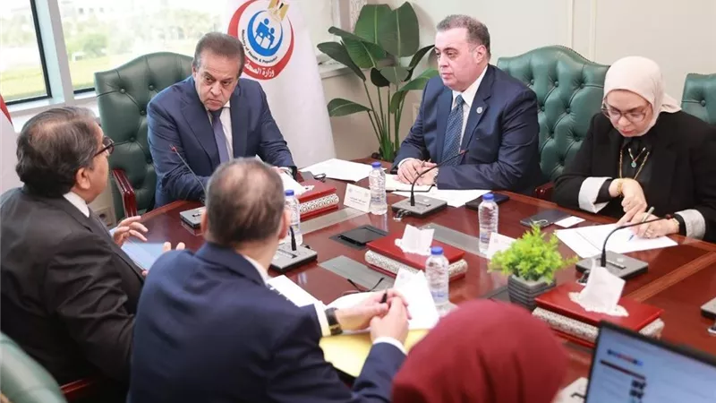 وزير الصحة يناقش مع