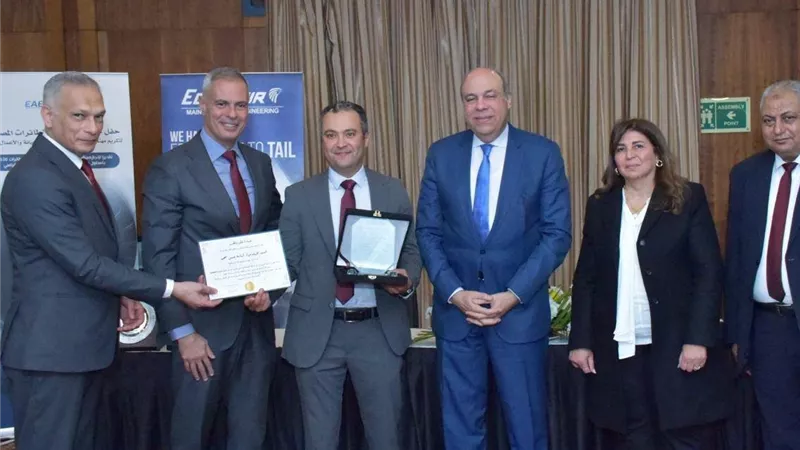 وزير الطيران يكرم مهندسي مصر للطيران لتحديث طائرات A320 بزمن قياسي