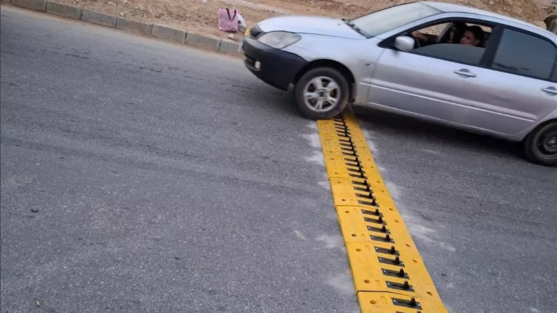 لمنع السير عكس الاتجاه.. تركيب مطبّات «شوكة» بالمحاور الرئيسية بحدائق أكتوبر