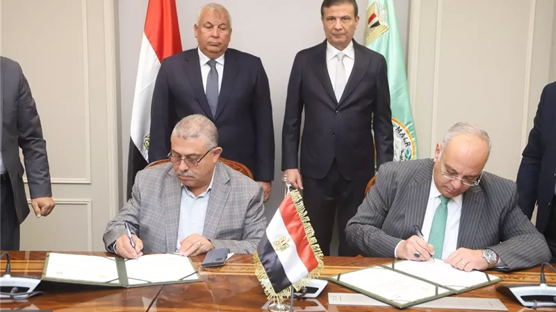 وزير الزراعة ومحافظ الوادي الجديد يطلقان مشروع حماية مركز إنتاج الحرير من زحف الرمال
