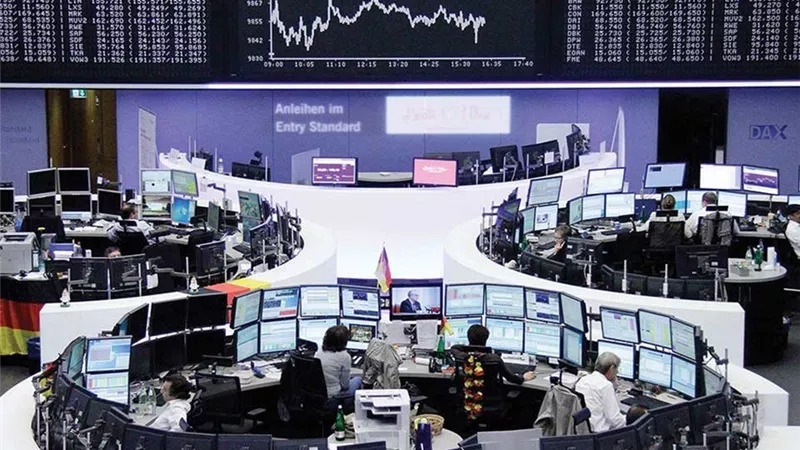 هبوط الأسهم الأوروبية وسط ترقب قرارات البنوك المركزية ومفاوضات أوكرانيا