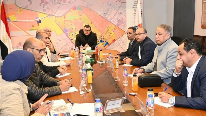 وزير الإسكان يستعرض خُطط تطوير الطرق والمحاور بمدينة الشيخ زايد