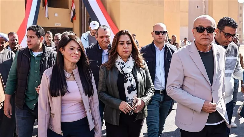 وزيرة التخطيط والتنمية المحلية ومحافظ الأقصر يشهدون تسليم 100 وحدة سكنية