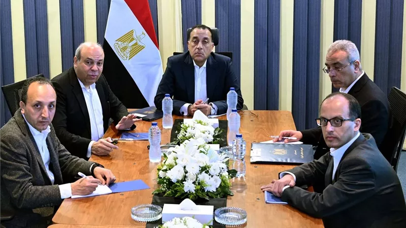 رئيس الوزراء يطلع على استراتيجيات تطوير شركة مصر للطيران