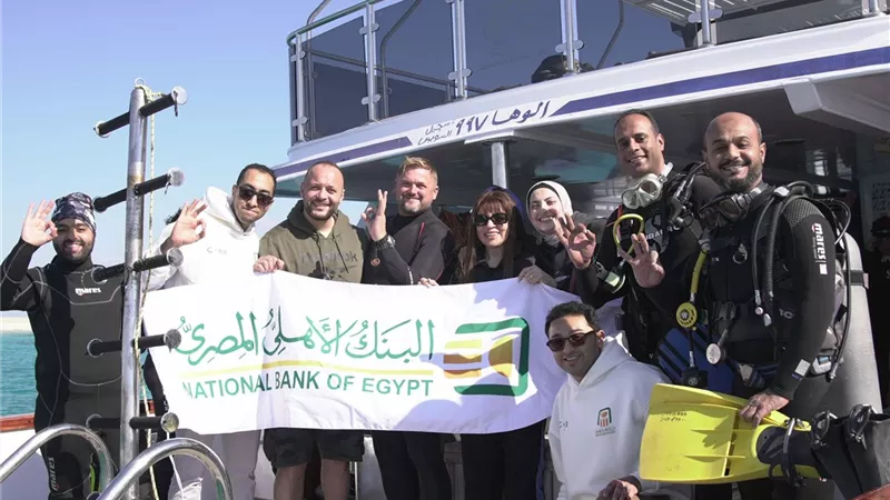 بالصور.. البنك الأهلي المصري يطلق مبادرة بيئية لتنظيف شاطئ جزيرة مجاويش