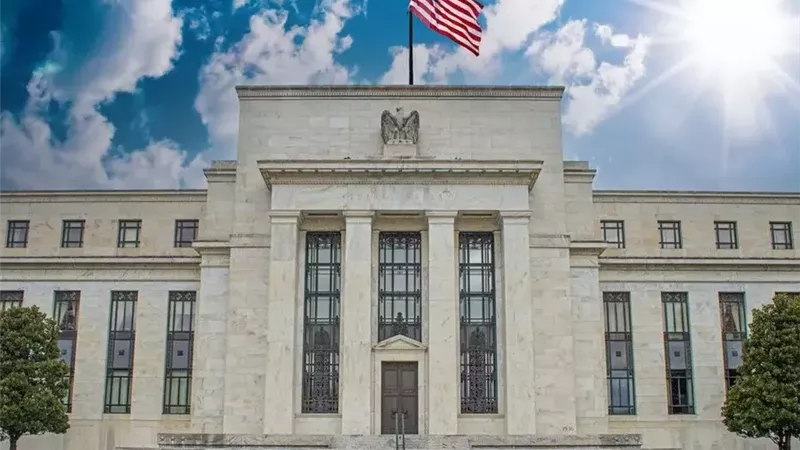 بنك الاحتياطي الفيدرالي الأمريكي يقرر تثبيت الفائدة عند نطاق 3.50% - 3.75%