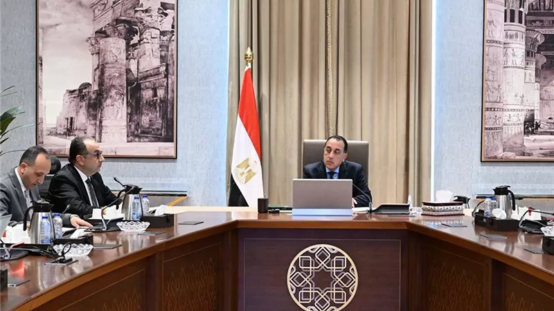 رئيس الوزراء يتابع تنفيذ مشروعات الغزل والنسيج على الأرض