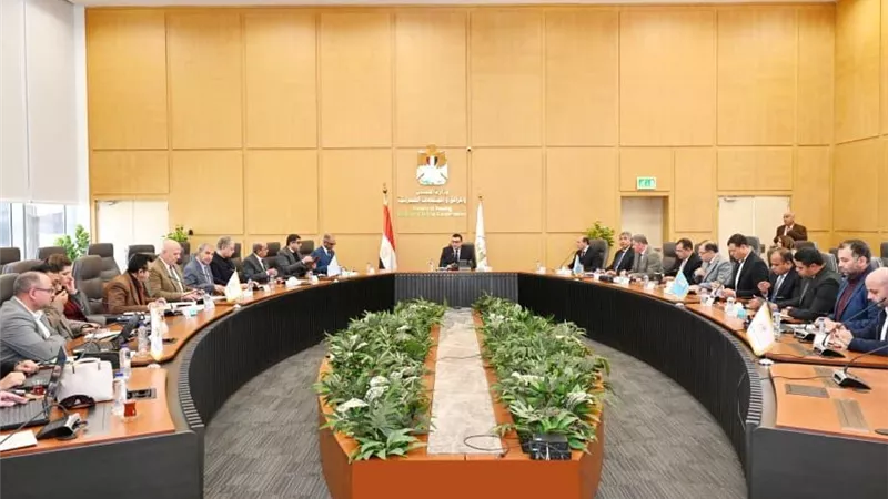 وزير الإسكان يتابع موقف مشروعات مبادرة 