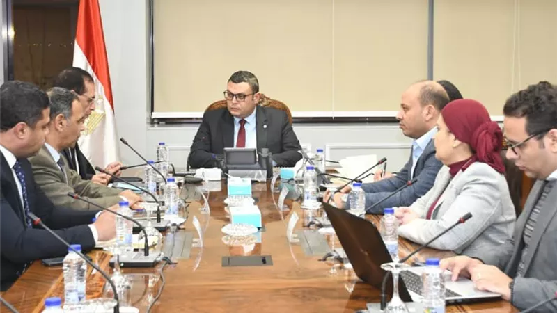 وزير الإسكان: تفعيل ضوابط تنظيم الإعلانات على الطرق العامة بالمدن الجديدة