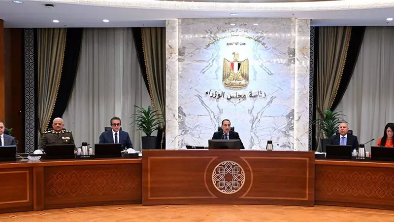 تشديد مروري واسع وتوسيع التأمين الصحي و55 مشروعًا جديدًا في 10 ملفات حكومية.. تفاصيل 