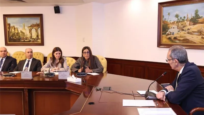 وزير الاتصالات يجتمع مع لجنة التحول الرقمي بالغرفة الأمريكية بالقاهرة