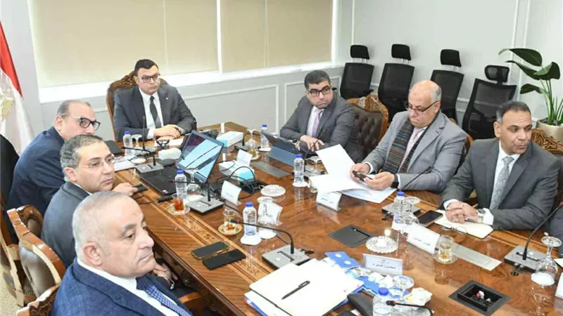 وزير الإسكان يبحث تطوير منظومة النقل الداخلي بعددٍ من المدن الجديدة