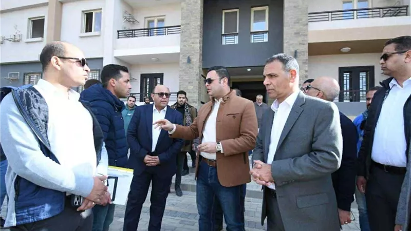 وزير الإسكان يتفقد مشروعات 