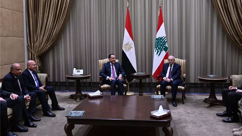 رئيس الوزراء يصل بيروت لبحث التعاون والقضايا الإقليمية