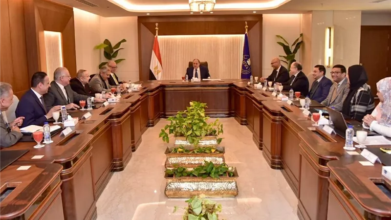 رئيس هيئة الدواء يجتمع بغرفة صناعة الدواء لبحث تعزيز الصناعات الدوائية