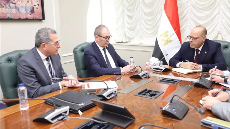  وزير العمل يتعهد بتذليل عقبات الاستثمار ودعم صناعة الملابس
