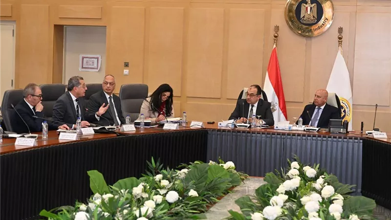 «كامل الوزير»: لا نهضة للملابس الجاهزة دون استكمال حلقات الغزل والنسيج