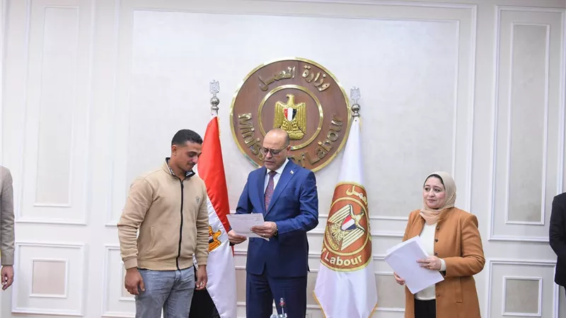 وزير العمل يُسلّم 20 عقد عمل بالإمارات والأردن: «شباب مصر سفراؤنا في الخارج»