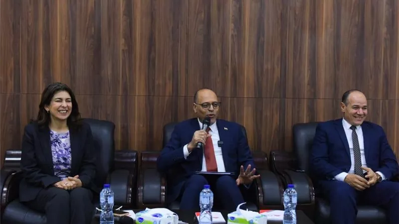 وزير العمل يسلم 20 عقد عمل لذوي الهمم بالجامعة المصرية الصينية