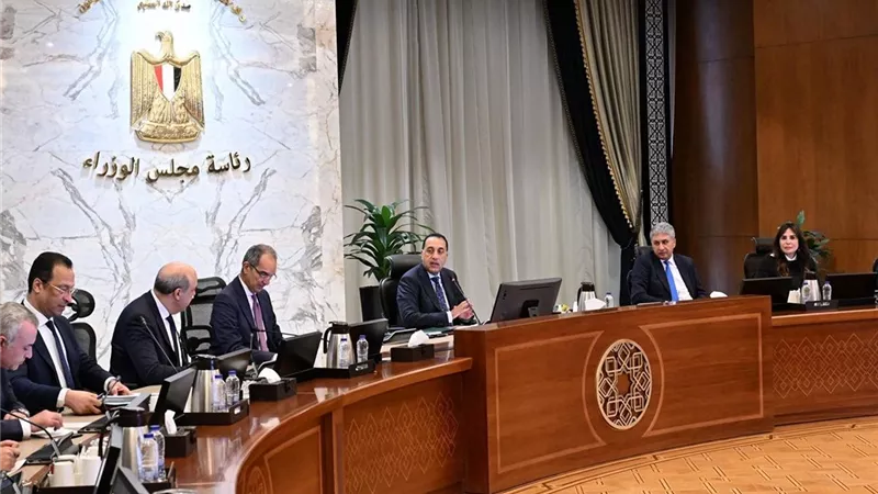 رئيس الوزراء يتابع خطوات حكومية لتسهيل دخول السائحين وتحسين التجربة السياحية
