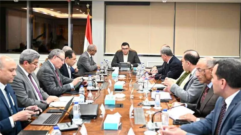 وزير الإسكان يتابع الموقف التنفيذي لمشروعات 