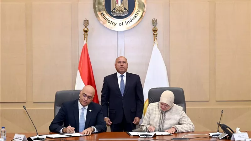 «الصناعة» و«تنمية المشروعات» توقعان مذكرة لتعميق التصنيع المحلي وخلق فرص استثمارية جديدة
