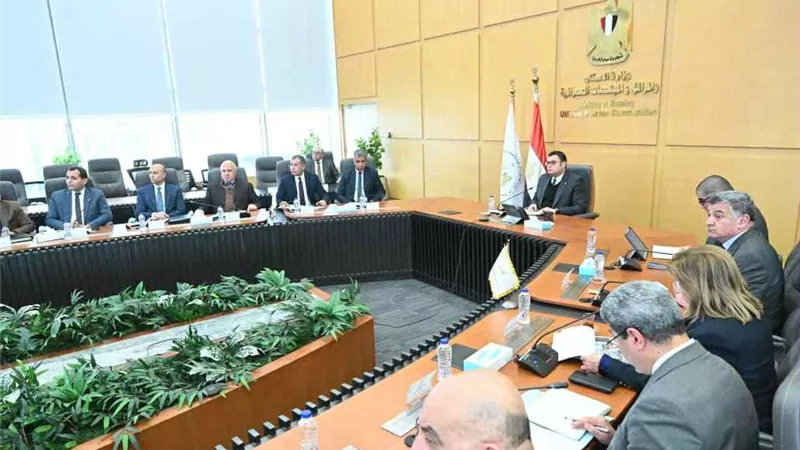 وزير الإسكان يتابع الموقف التنفيذي لمشروعات المبادرة الرئاسية 
