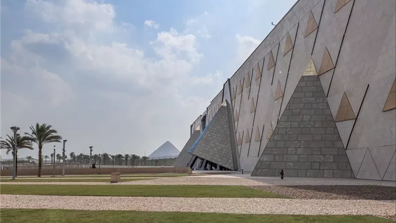 المتحف المصري الكبير يكشف 3 مواقع مزوّرة لبيع التذاكر.. إليك التفاصيل