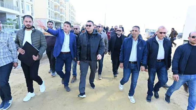 وزير الإسكان يتفقد مشروع 