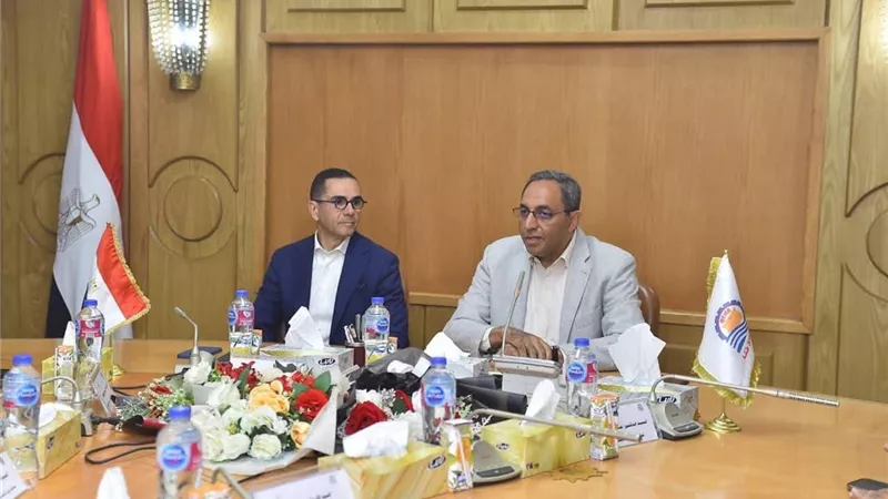وزير الاستثمار يناقش مع محافظ قنا فرص الاستثمار بالمحافظة