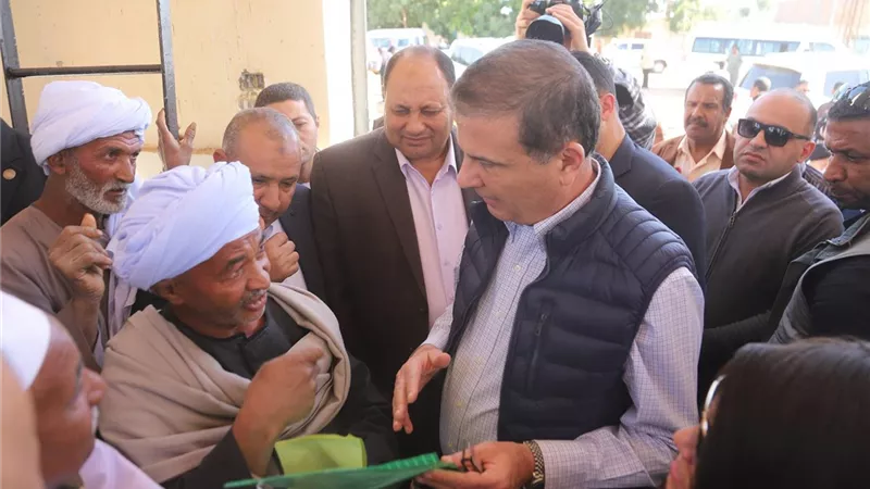استجابة فورية.. وزير الزراعة يأمر بتوفير حفارات لحفر أحواض تخزين المياه بقرى أسوان