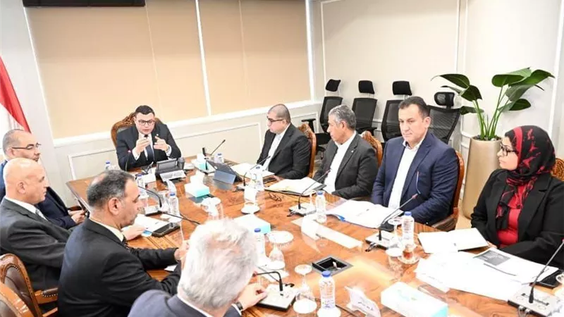 تعزيزًا لمعدلات التنفيذ.. وزير الإسكان يجتمع بمسئولي سامكريت بالمدن الجديدة