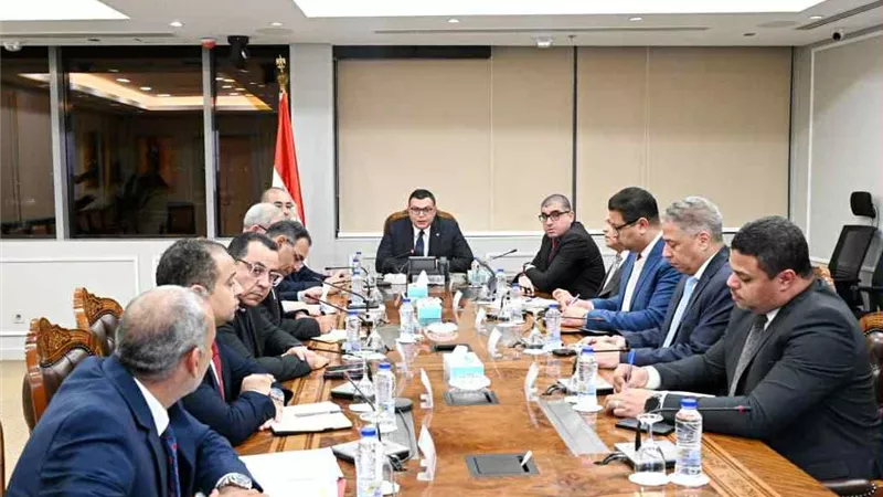 وزير الإسكان يتابع الموقف التنفيذي للمشروعات ومنظومة الصيانة ورفع الكفاءة بمدينة الشروق