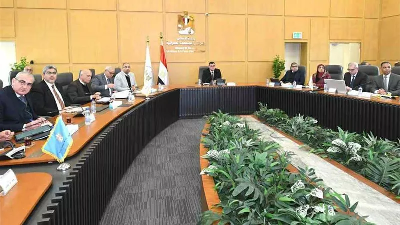 وزير الإسكان يتابع موقف مشروعات الإسكان التى تنفذها هيئة المجتمعات العمرانية بالمدن الجديدة