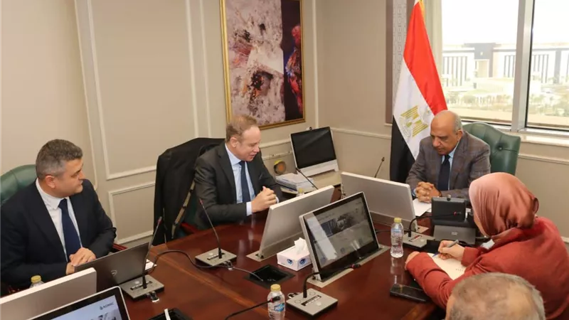 وزير الكهرباء يبحث مع «أكوا باور» السعودية تسريع مشروعات الطاقة المتجددة ودعم الشبكة الموحدة