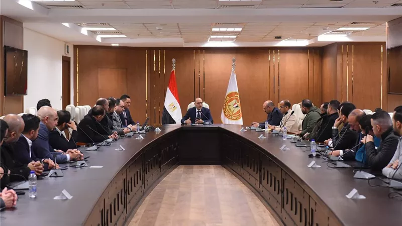 لحماية حقوق العمال.. وزير العمل يجتمع مع شركات الإلحاق لمتابعة الالتزام بالقوانين