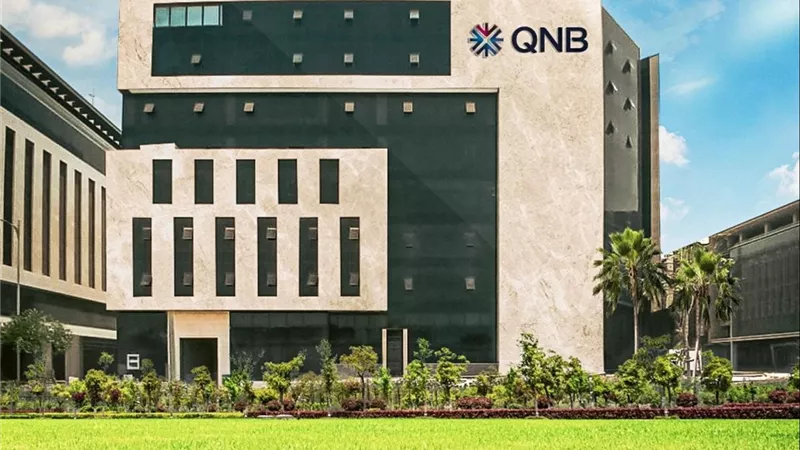 رسوم بلا تفسير وشكاوى بلا رد.. عملاء QNB بين استقطاع مفاجئ وبطء في الحل