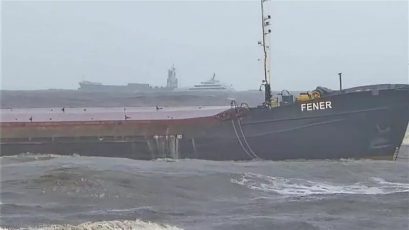 نجاح عاجل لهيئة قناة السويس في إنقاذ طاقم سفينة «FENER» قبل الغرق