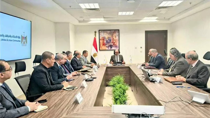 نائب وزير الإسكان يتابع سير العمل  بعدد من الملفات الاستراتيجية لقطاع المرافق