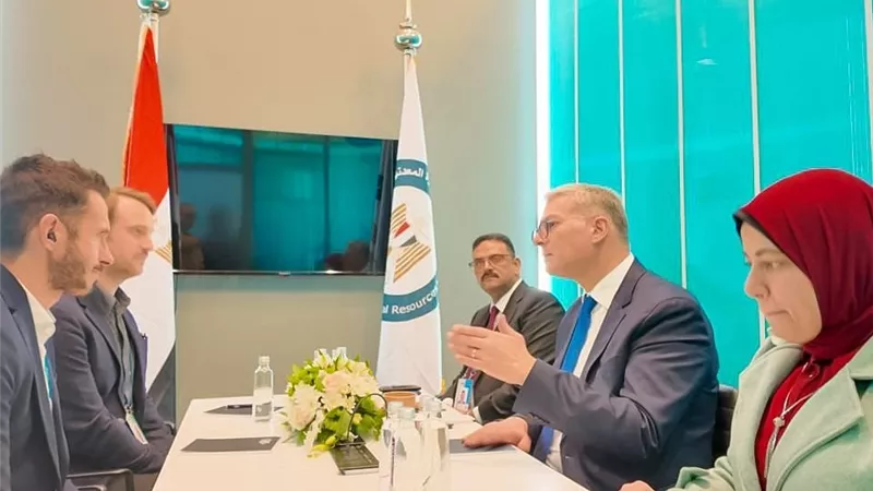 وزير البترول يبحث مع 