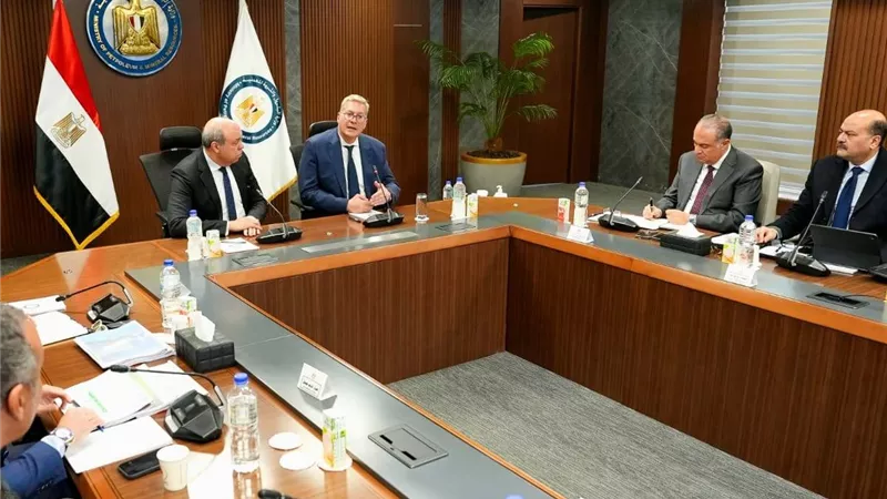 وزيرا البترول والطيران يعقدان اجتماعاً للتنسيق بشأن مشروع إنتاج وقود الطائرات المستدام