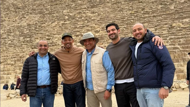 النجم العالمي ويل سميث يزور أهرامات الجيزة خلال إجازته بمصر