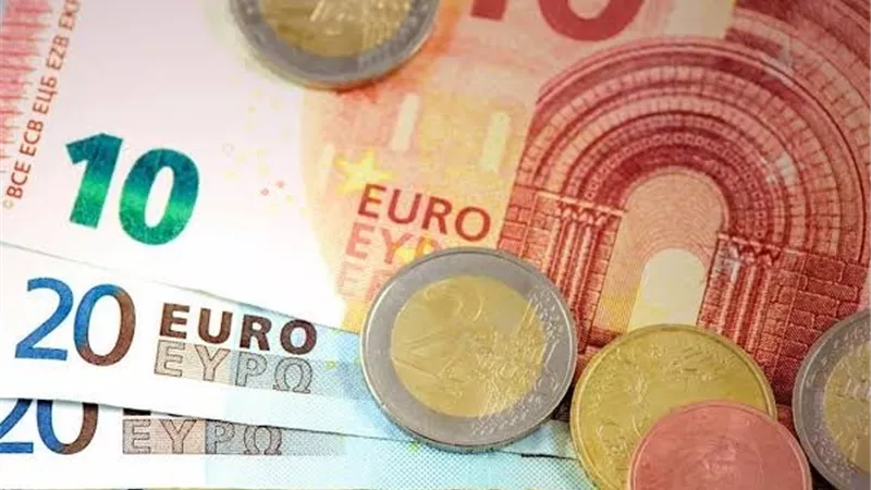 اليورو يرتفع أمام الدولار بعد بيانات هدوء التضخم الألماني