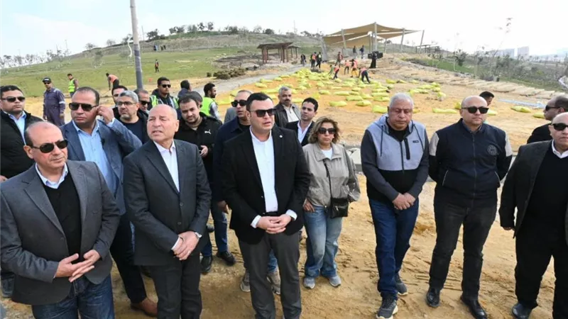 وزير الإسكان ومحافظ القاهرة يتفقدان مشروع حدائق 