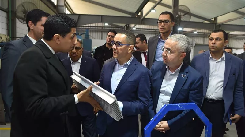 وزير الاستثمار يتفقد عدد من المصانع العاملة بالمنطقة الاستثمارية بميت غمر