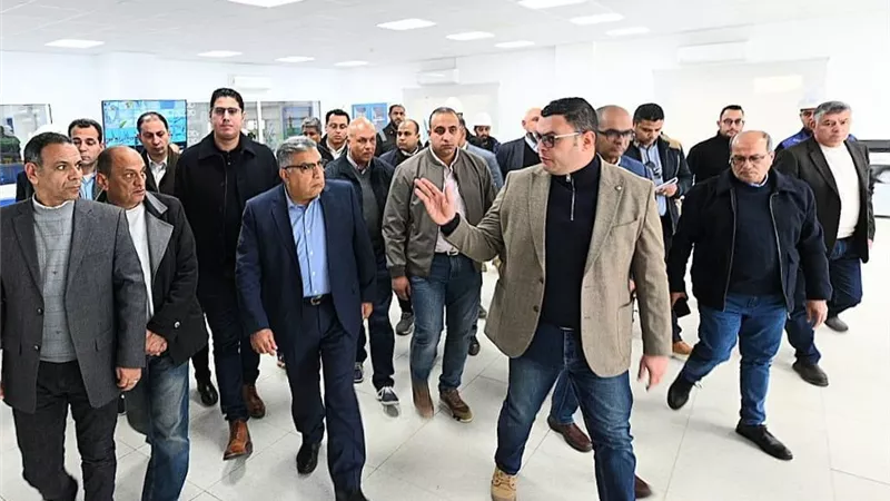 وزير الإسكان ومحافظ الدقهلية يتفقدان محطة تحلية مياه البحر بمدينة المنصورة الجديدة