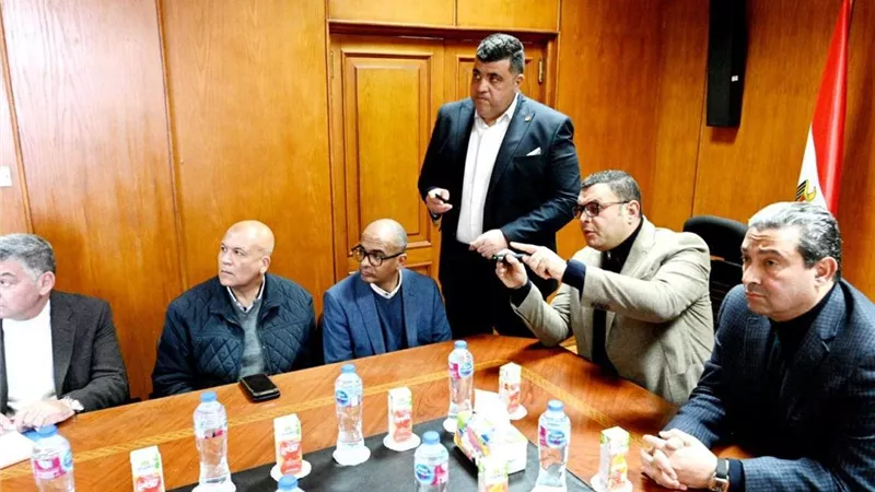 وزير الإسكان ومحافظ دمياط يعقدان اجتماعاً بمقر المنطقة الحرة لمتابعة الأعمال الجارية بها