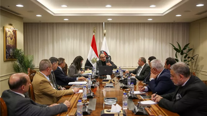 مصر تستعيد أمجادها الصناعية..  «شيمي» يعلن «ثورة تطوير»  في الغزل والنسيج